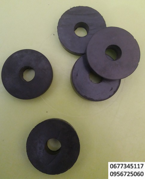 Шайба резиновая, изолятор, деталь  ЖБИК 711 142 502, соответствует ТУ 38-105376-82 , ТУ 38 105 376-82, амортизатор вибрации, шайба резиновая 40х12х10, рти электродвигатель АЭ 92-4,  Асинхронные трехфазные электродвигатели типа АЭ92-4, электродвигатели взрывозащищенные шайба изоляционная, шайба уплотнительная, уплотняющий сальник на коробке выводов, разделительное уплотнение, резиновые шайбы для морских систем,шайба кабельной муфты,плдушка для виброплит,подкладка стойки амортизатора, уплотнитель кабельного ввода,олх,гидрощита пэд,диафрагма гидрозащиты,прокладка под изолятор, изделия резиновые технические, резинотехнические изделия, Резиновая шайба жатки комбайна Claas Dominator, Protector, Senator, Matador, Cosmos, Compact, Corsar. Диаметр - 10.5 мм, толщина - 7 мм. ОЕМ номера 610363.0, 000610363.0.Уменьшает повреждения детали и улучшает соединение с прокладкой, выполняет функцию, уплотнителя. Используется для замены изношенной или поврежденной детали в ходе ремонтно-восстановительных работ.Шайба представляет собой резиновое изделие с круглым отверстием в центре. Ее подкладывают под головку болта, шурупа или винта, а также под гайку.Резиновая шайба для тестоделителя-округлителя PREMIO,Производитель: Bongard (Франция),Код: AF5431848,Резиновая прокладка (шайба) с фиксатором, для установки в соответствующий паз нижней штанги. Требуется для крепления катушки к нижней штанге. Подходит для всех моделей металлоискателей производства XP.